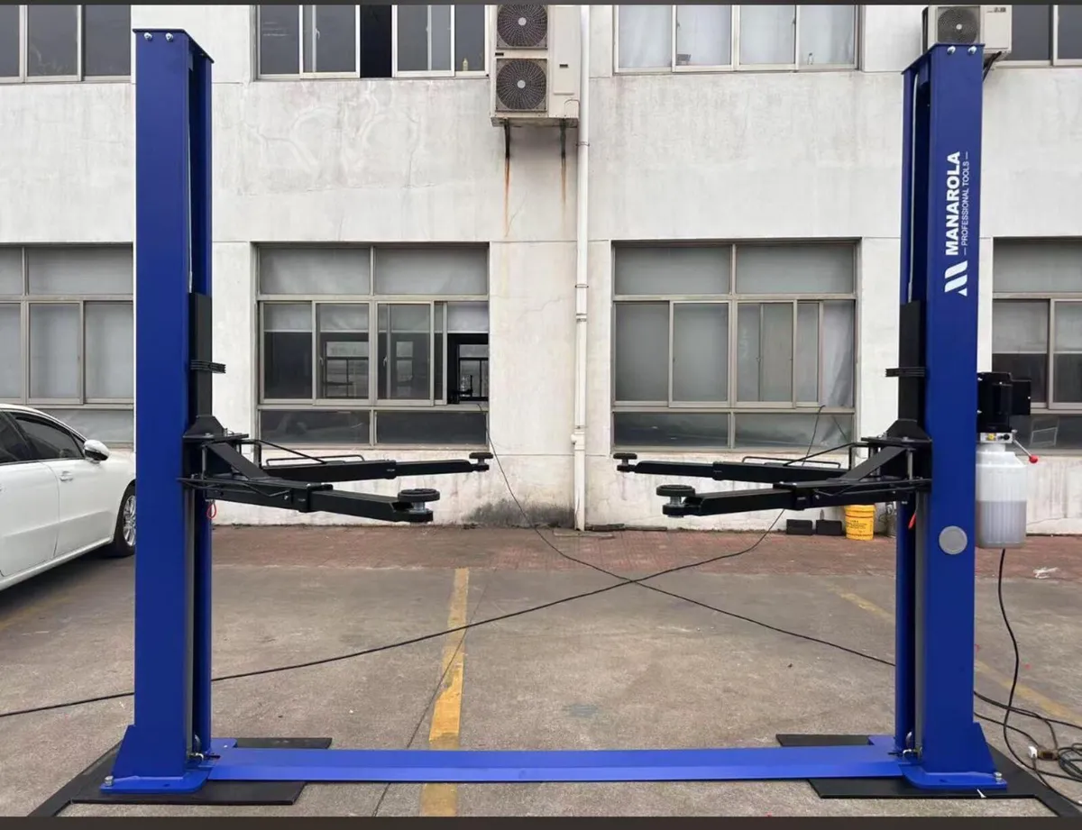 New MANAROLA 2 post 4Tonn car lift €1950 - Image 1