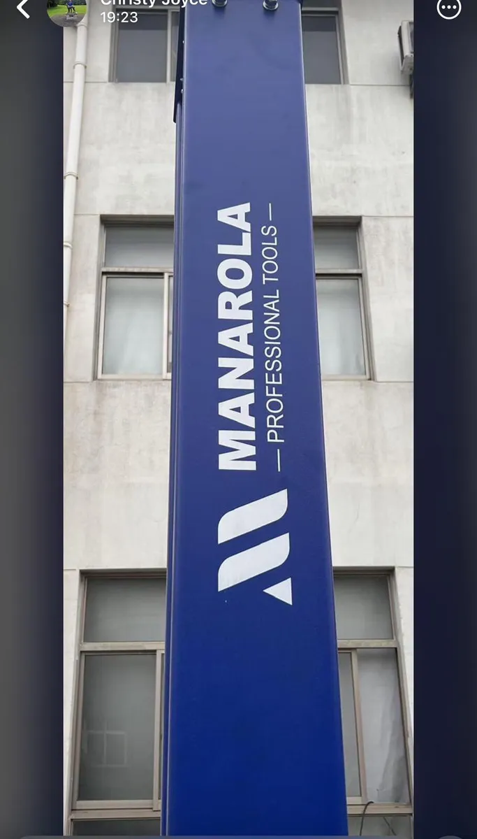 New MANAROLA 2 post 4Tonn car lift €1950 - Image 2