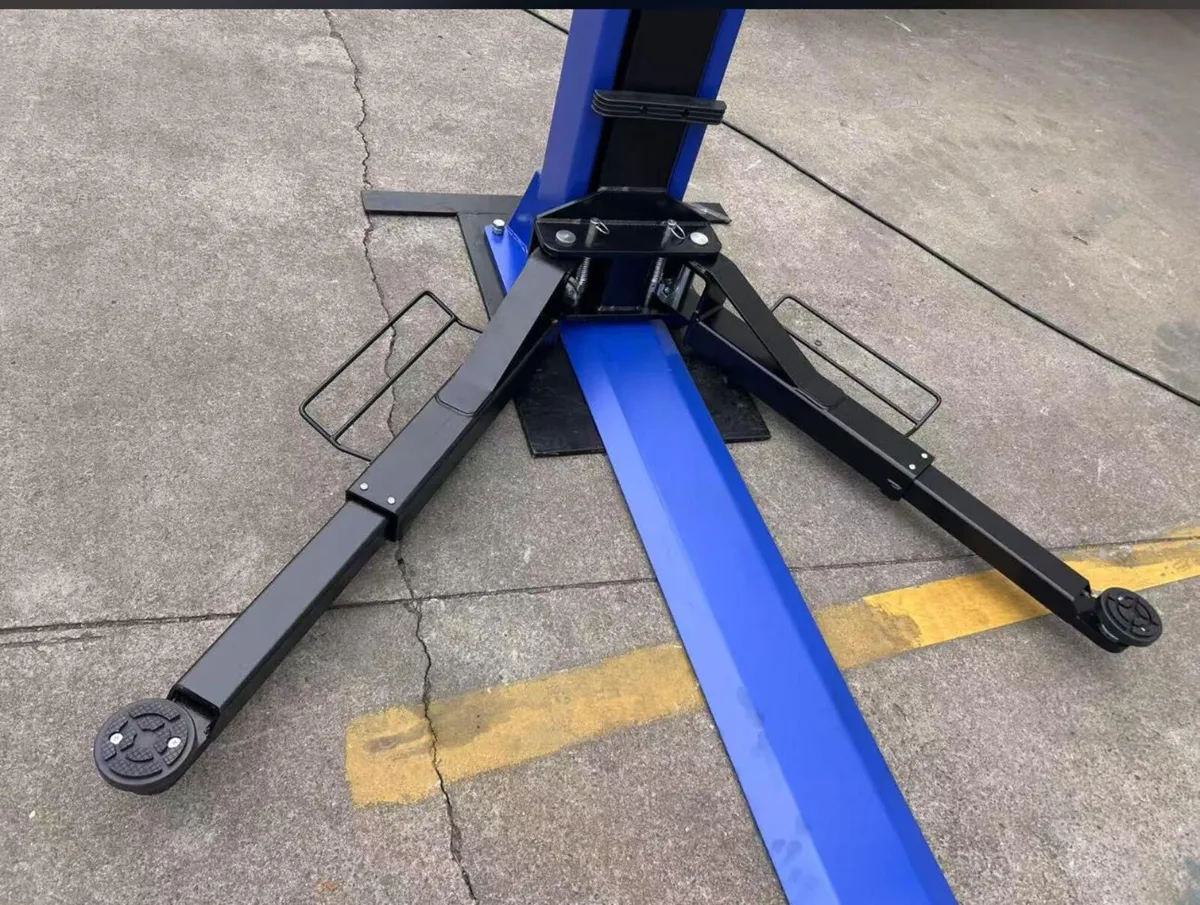 New MANAROLA 2 post 4Tonn car lift €1950 - Image 4