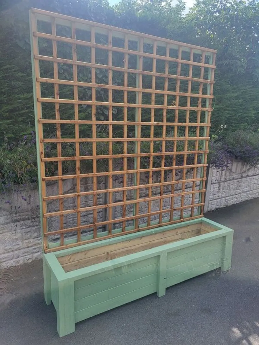 Wooden Planter with Trellis - Image 1