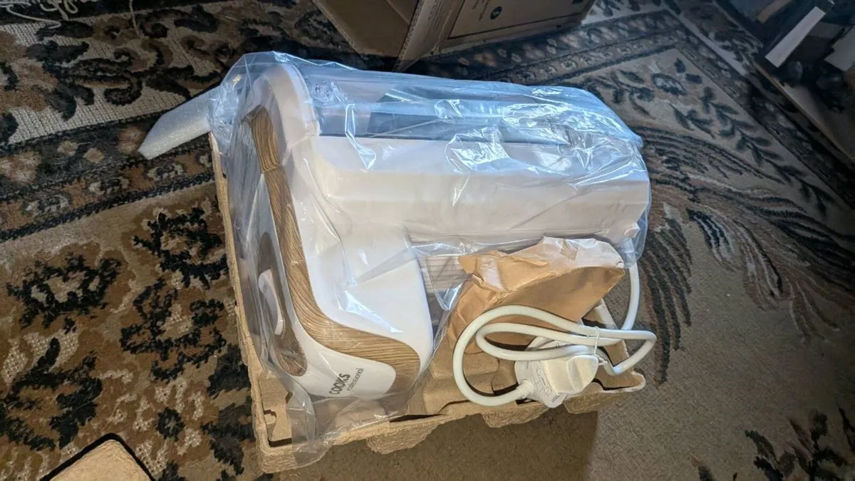 Cooks instant hot water dispenser - Image 1