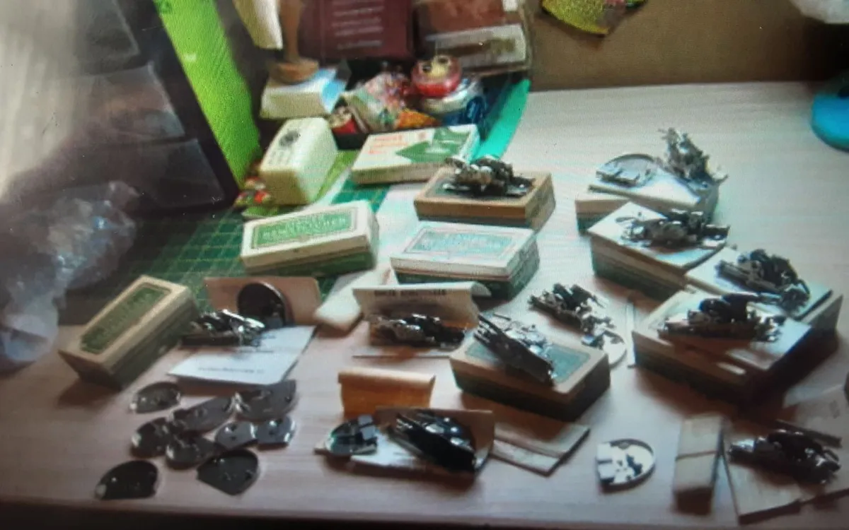 SINGER SEWING MACHINE 222K AND 221K PLUS ATTACHMEN - Image 4