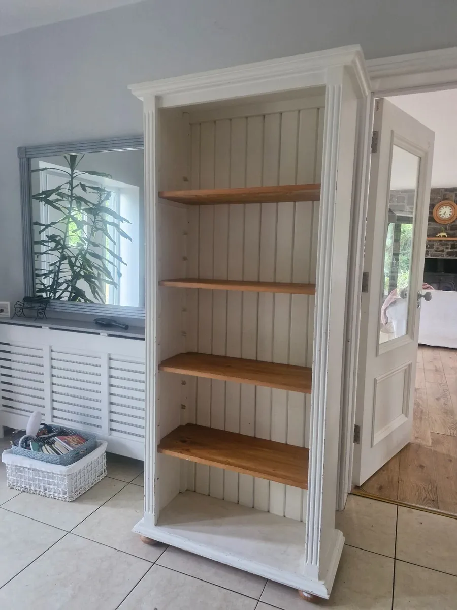 Soild wood bookcase - Image 1