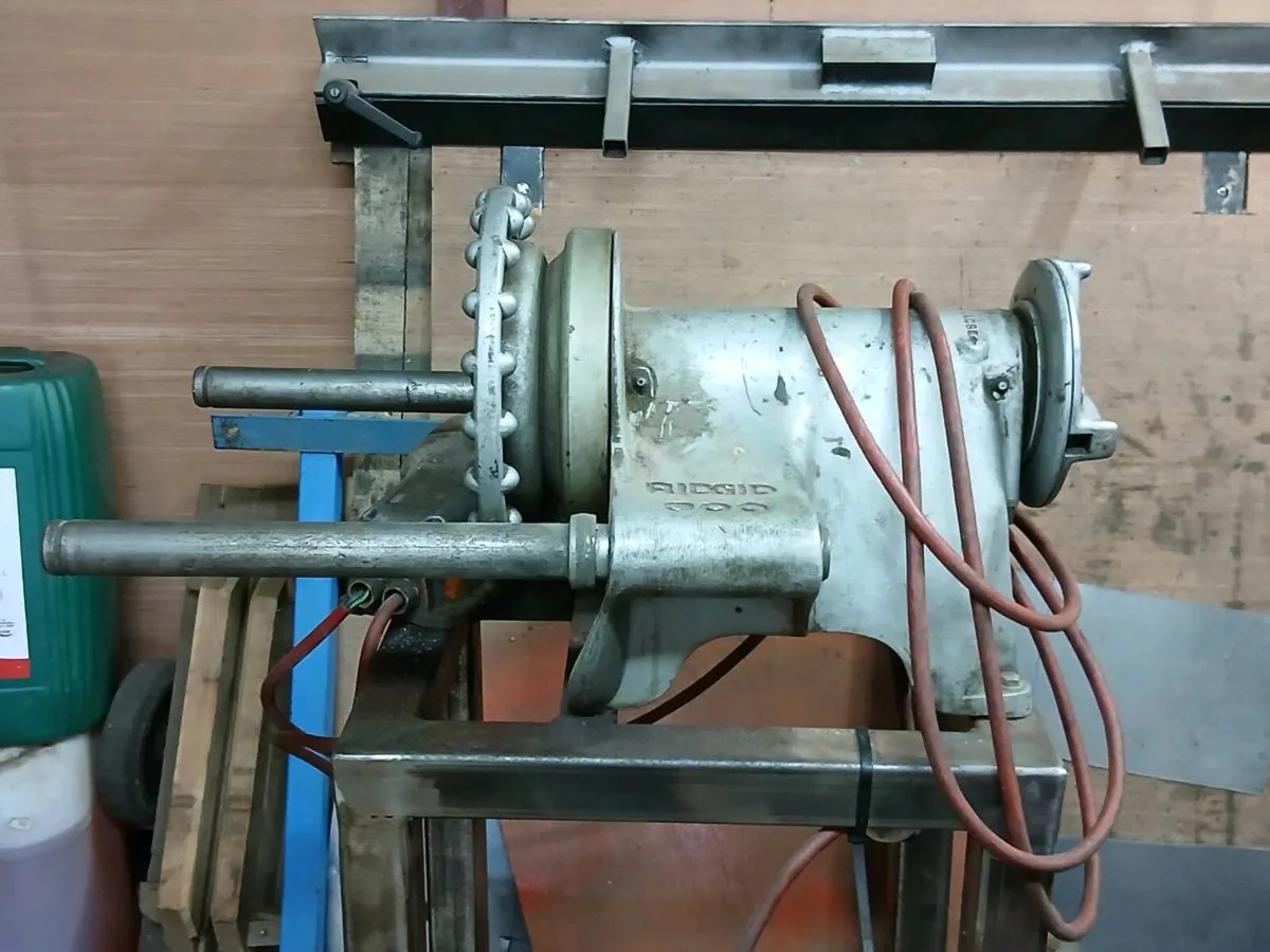 Rigid 300 drive unit 240 v and  makita battery 6.0 - Image 2