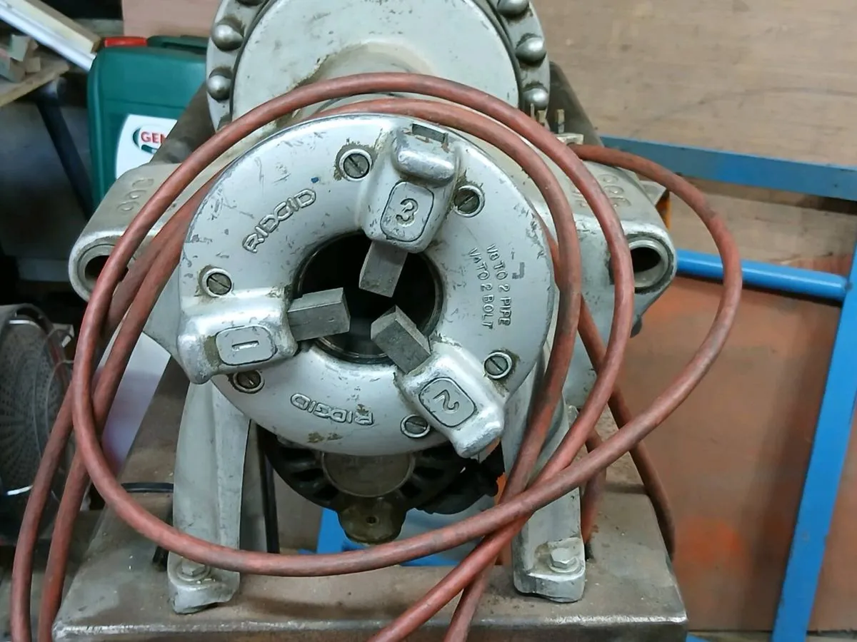 Rigid 300 drive unit 240 v and  makita battery 6.0 - Image 3