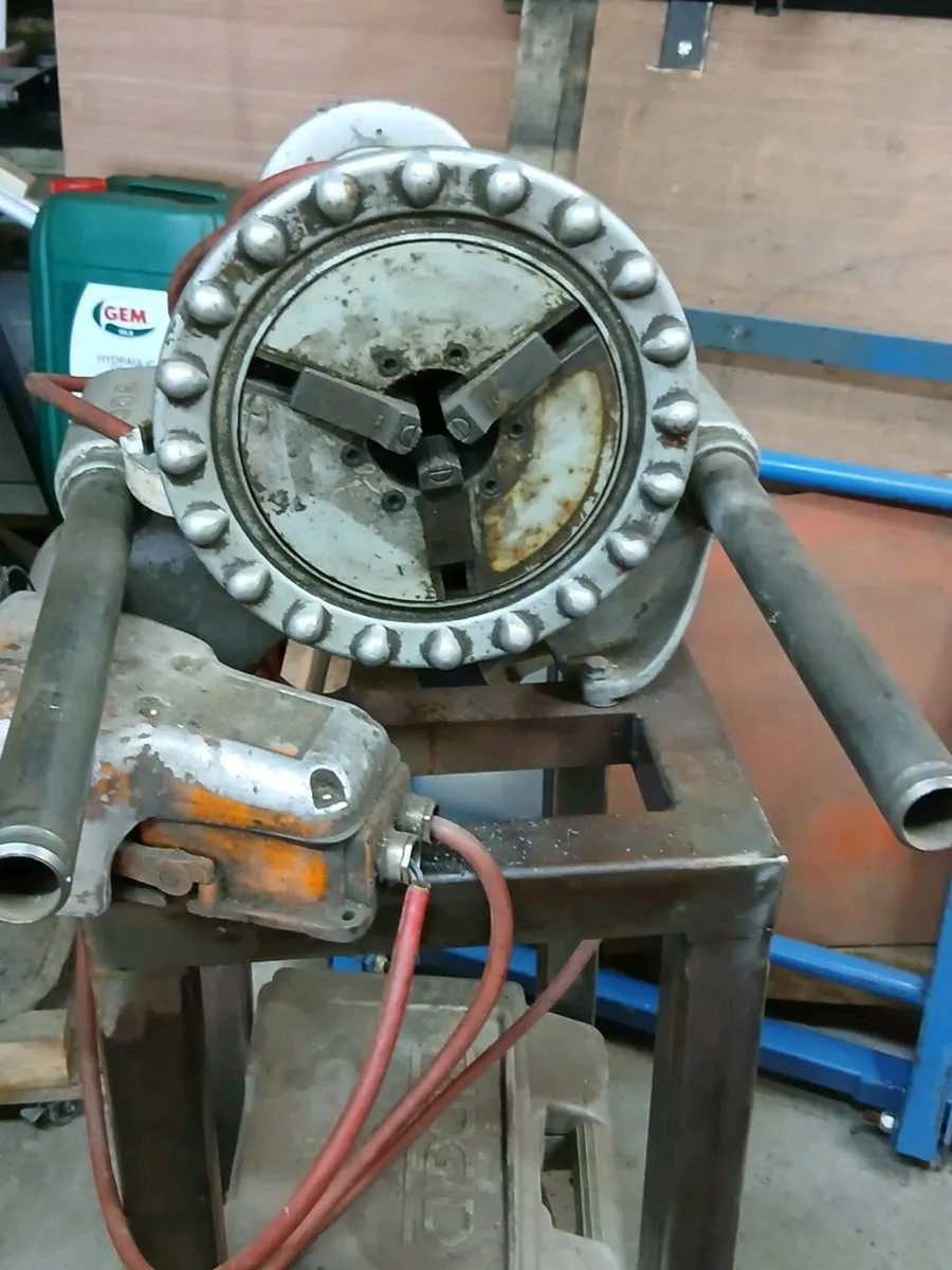 Rigid 300 drive unit 240 v and  makita battery 6.0 - Image 4