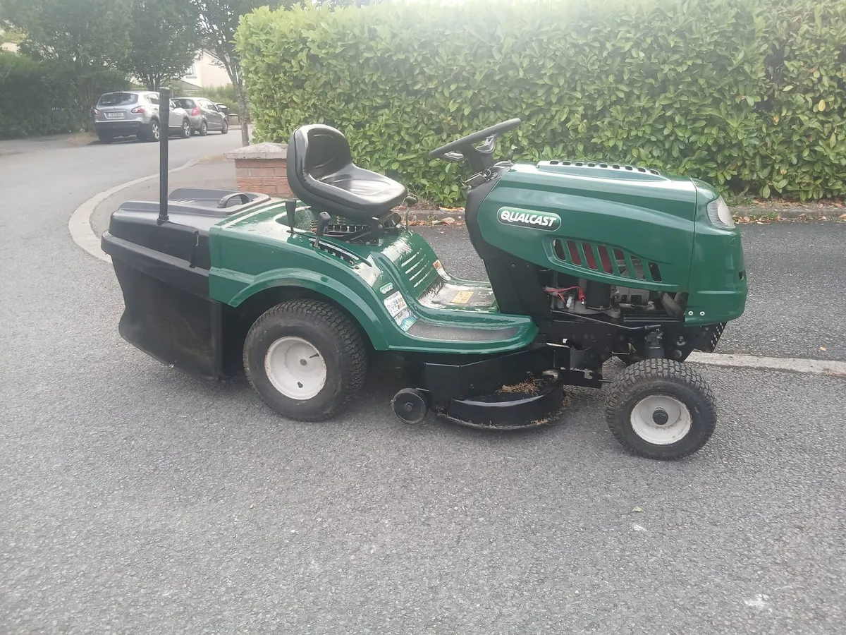 Ride on lawnmower - Image 1