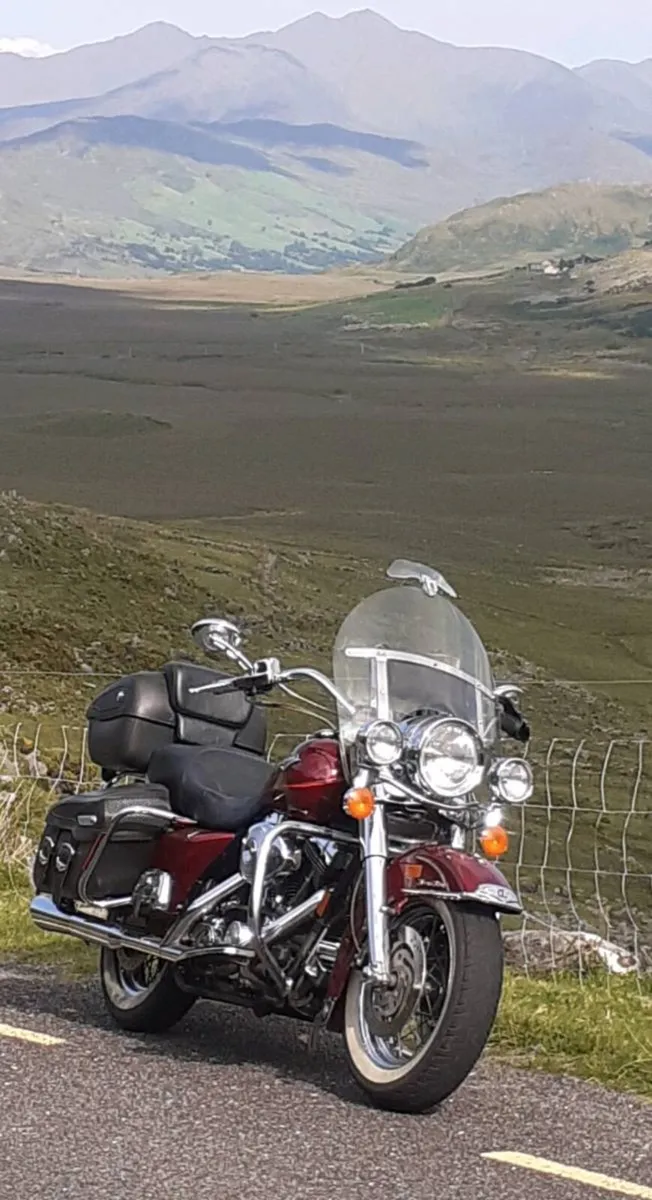 Beautiful HARLEY DAVIDSON ROAD KING CLASSIC - Image 1