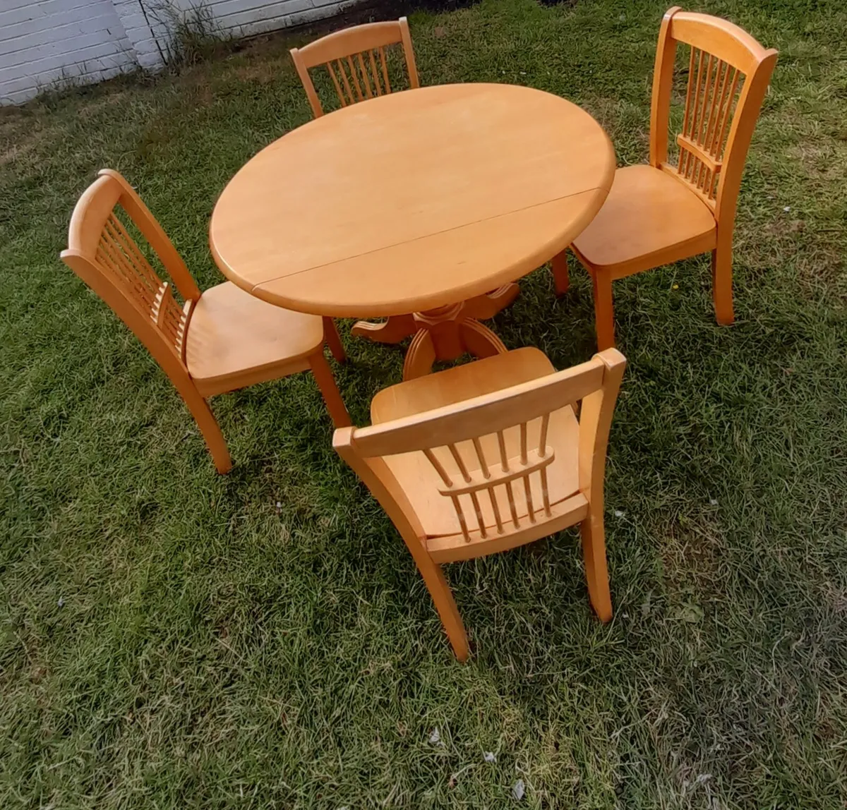 4 chairs and table - Image 1