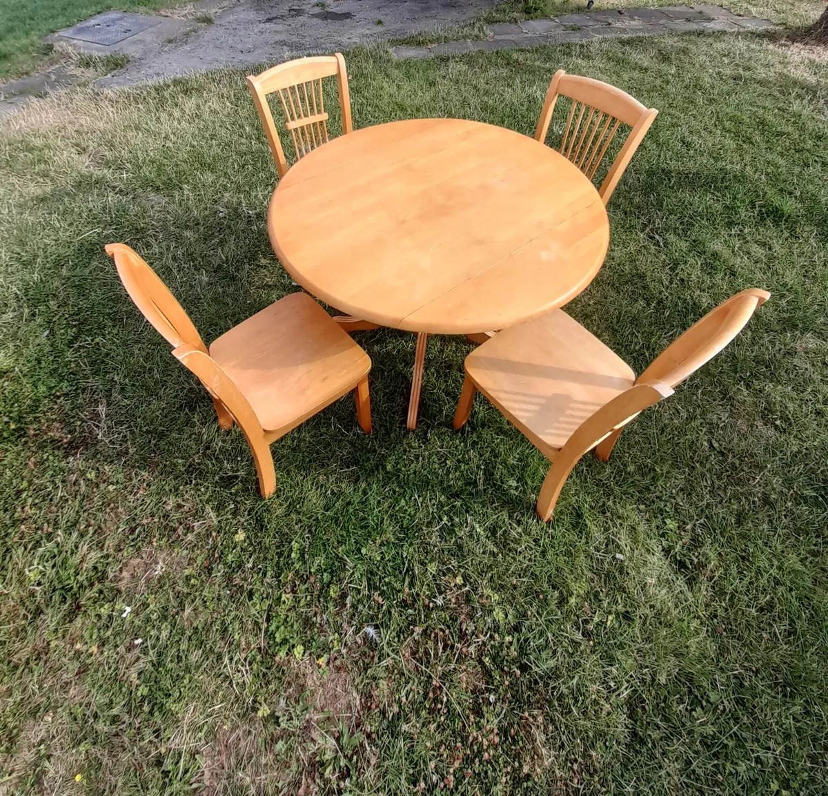 4 chairs and table - Image 3