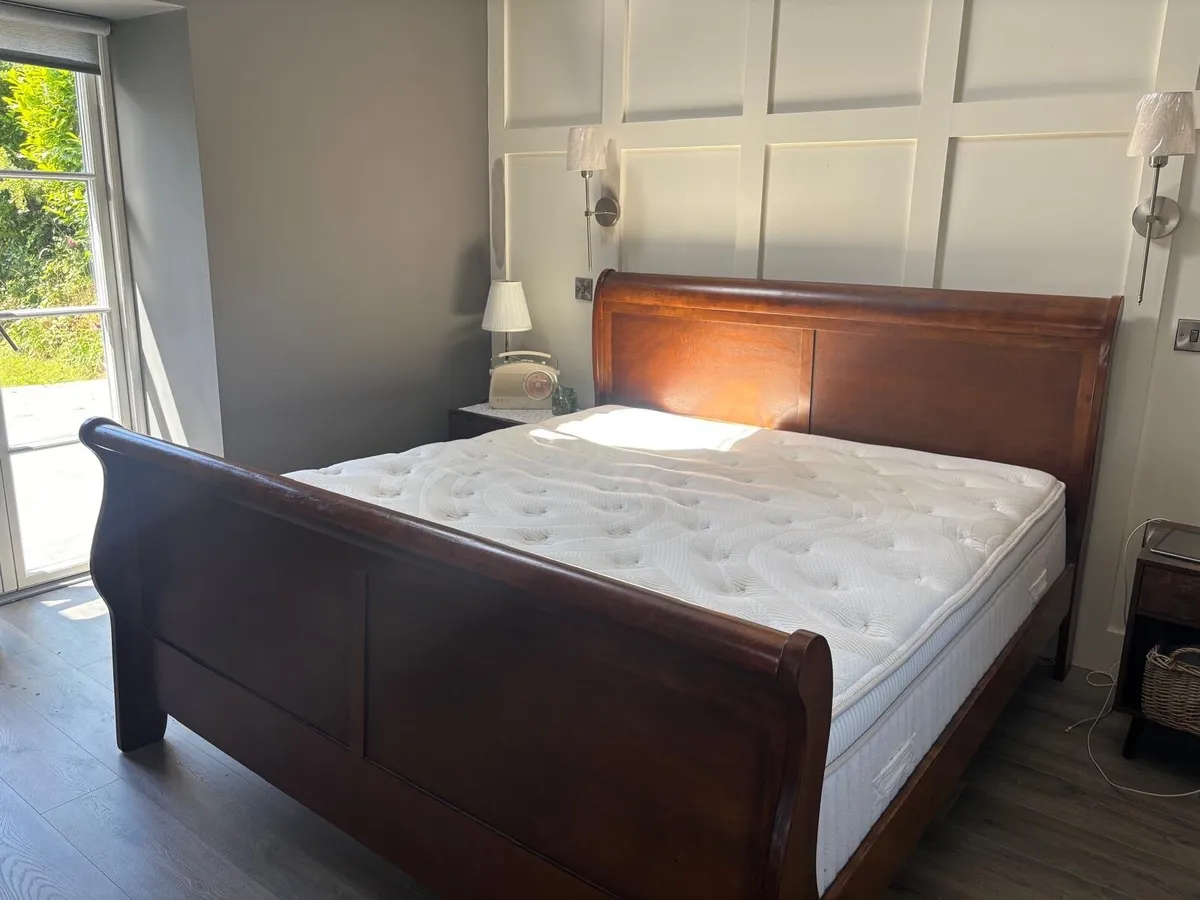 Bed and memory foam mattress - Image 1