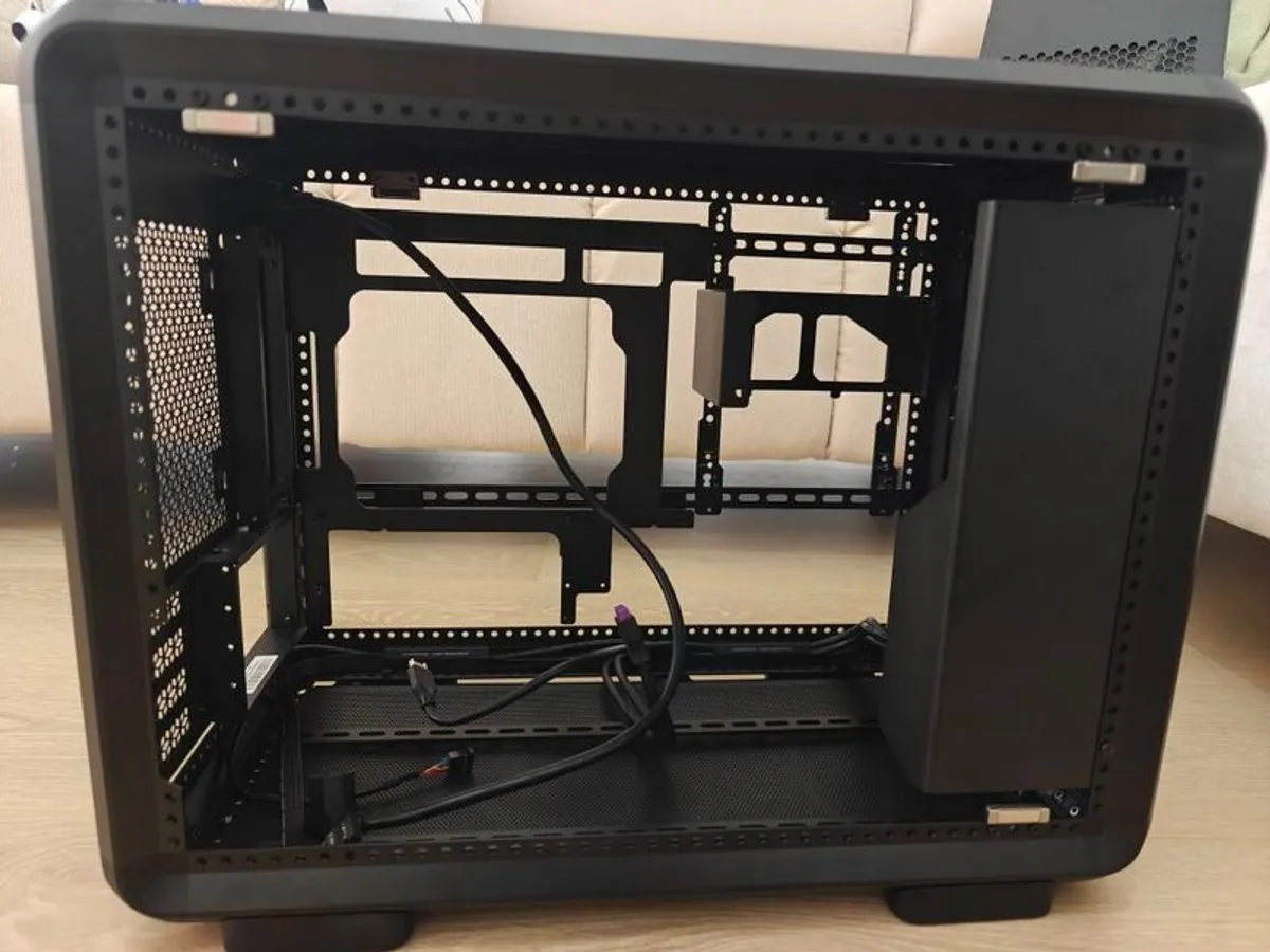 Cooler Master MasterFrame 400 - Image 1