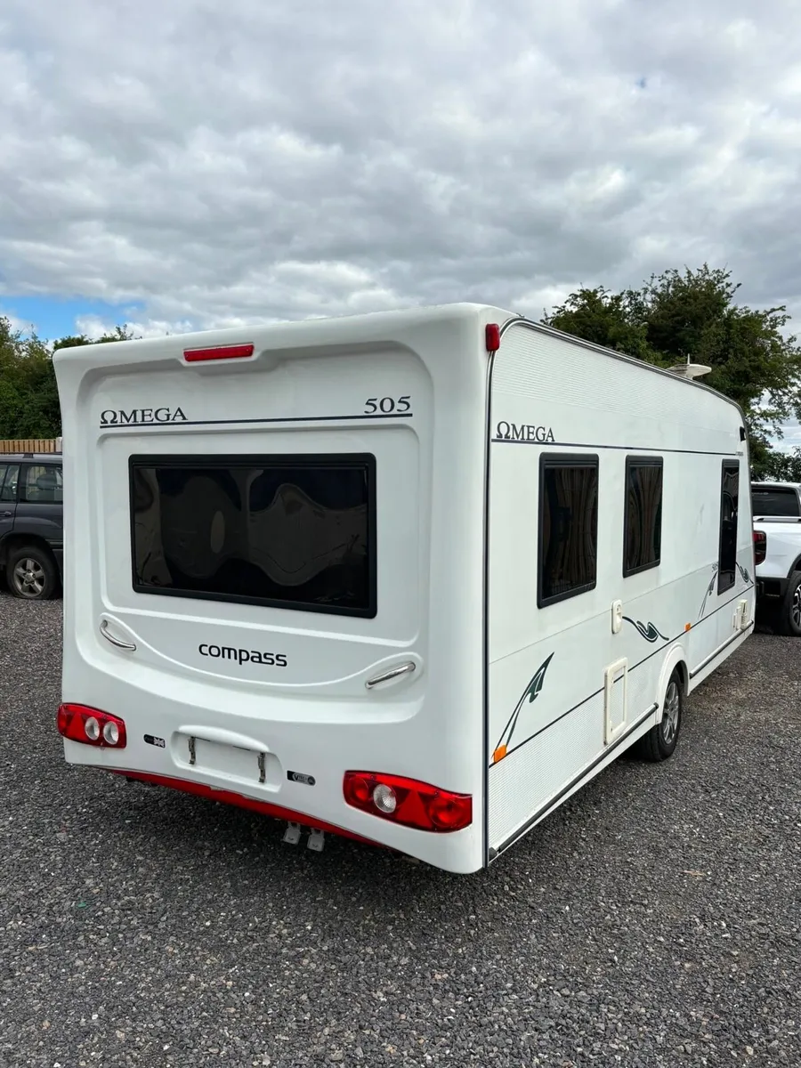 Compass 5 berth high end Caravan - Image 4