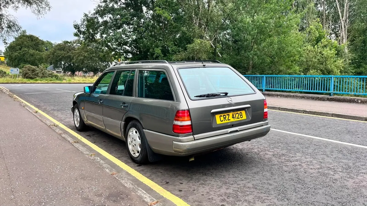 Mercedes-Benz E320 S214 - Image 3