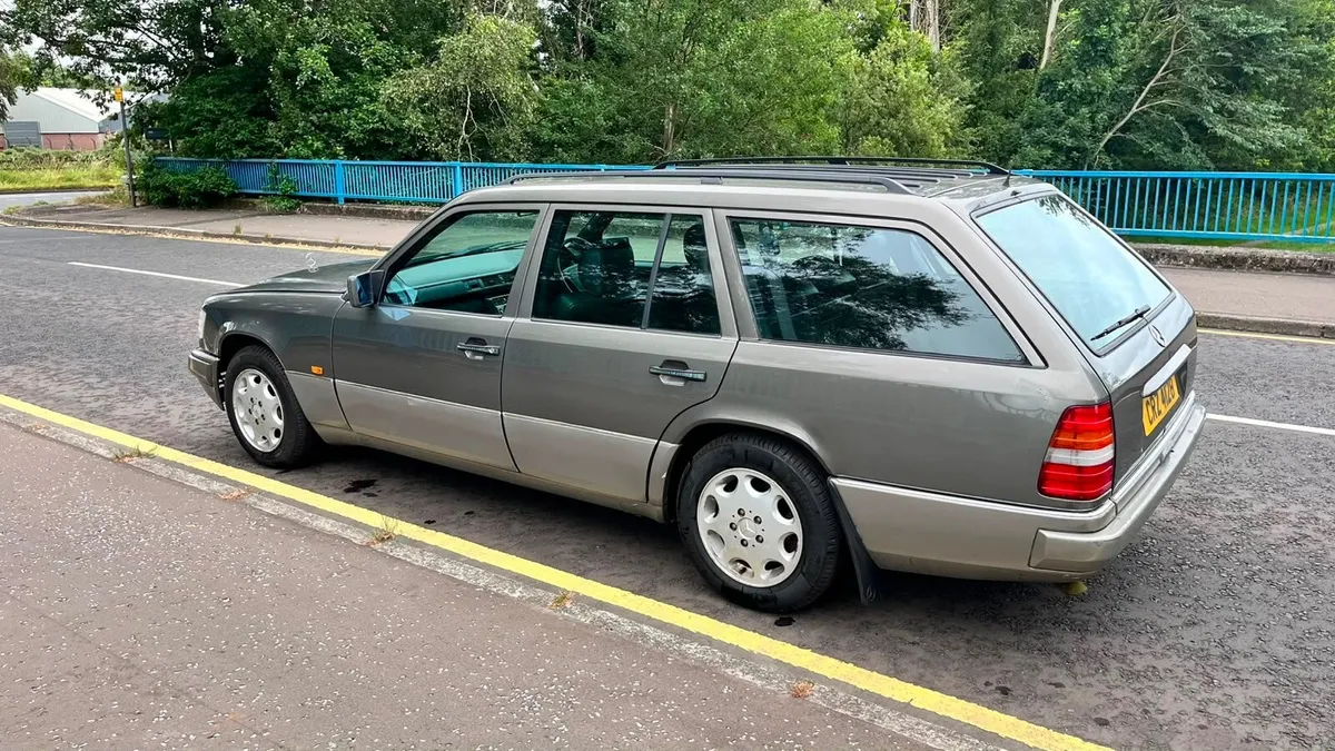 Mercedes-Benz E320 S214 - Image 2