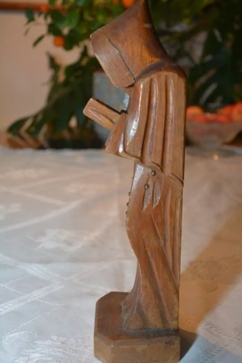Vintage carved figurine of a reading monk - Image 3