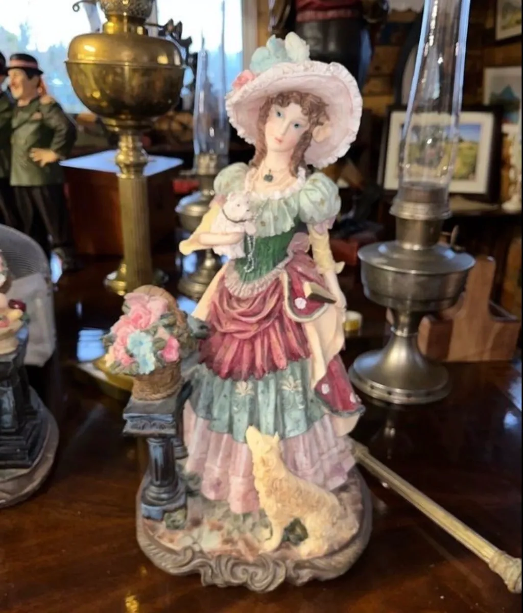 Vintage pair of lady figurines 2 ft high - Image 4