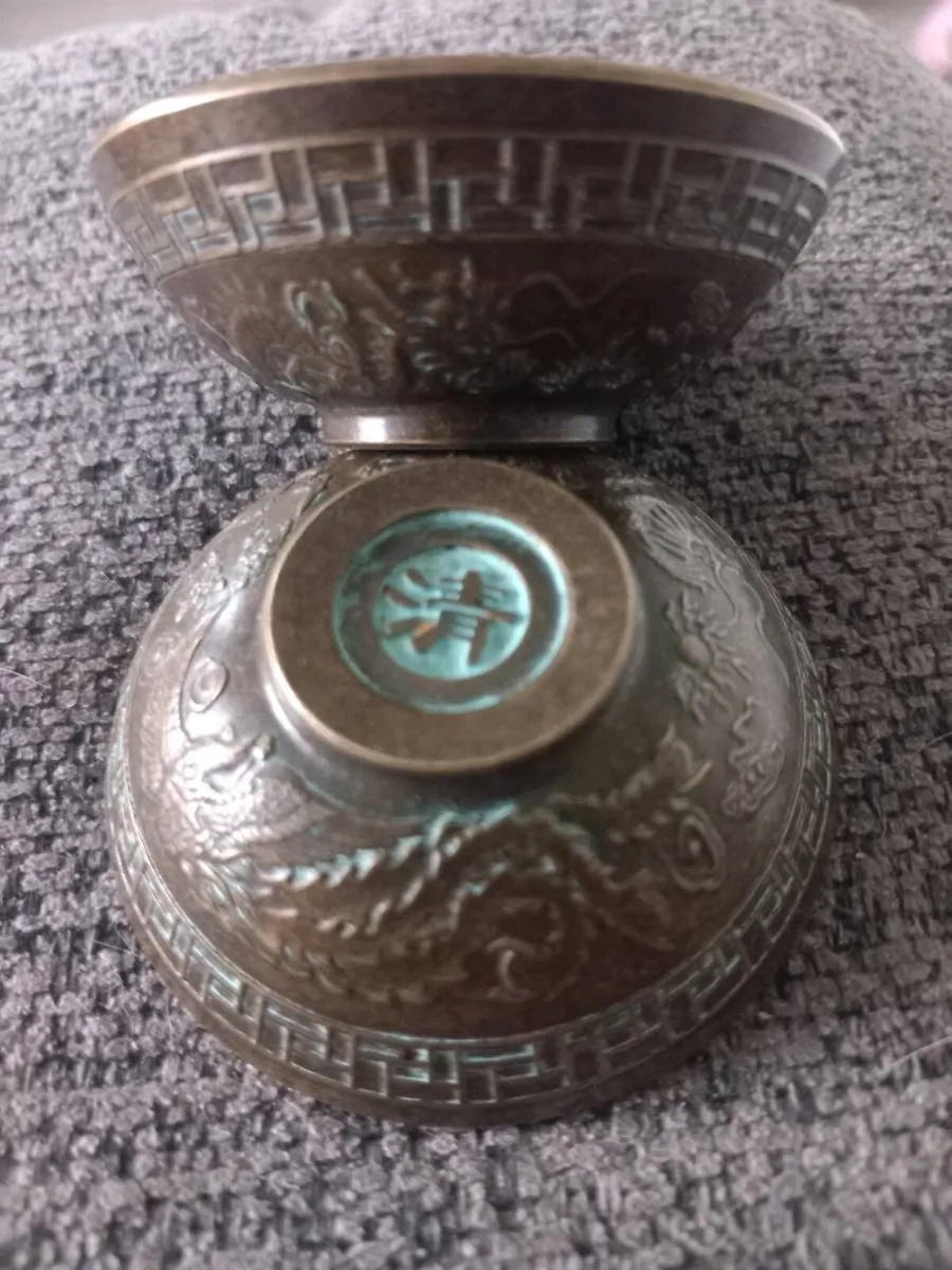 Antique Chinese bronze dishes - Image 2