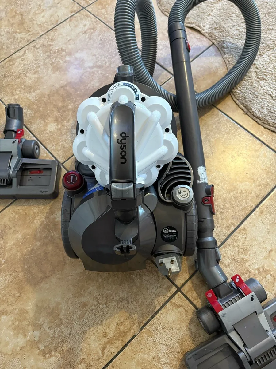 Dyson Hoover excellent condition p.m. - Image 1