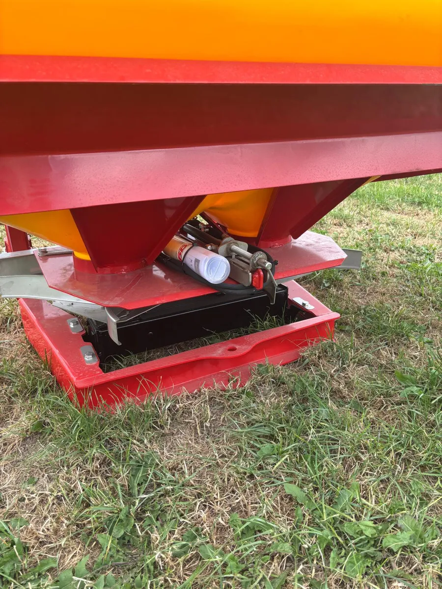 Teagle fertilizer spreader - Image 3