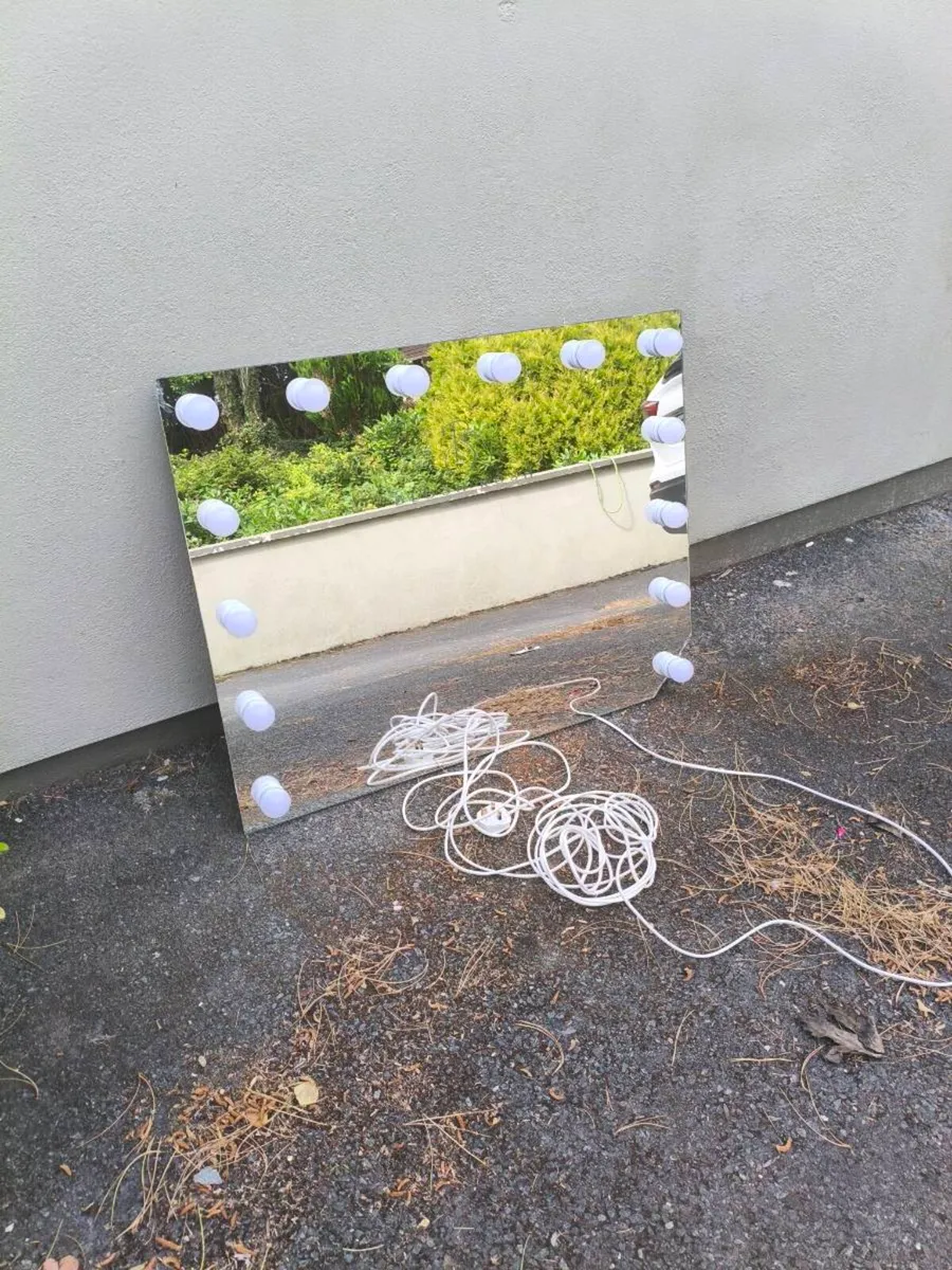 Mirror like new , 20euro