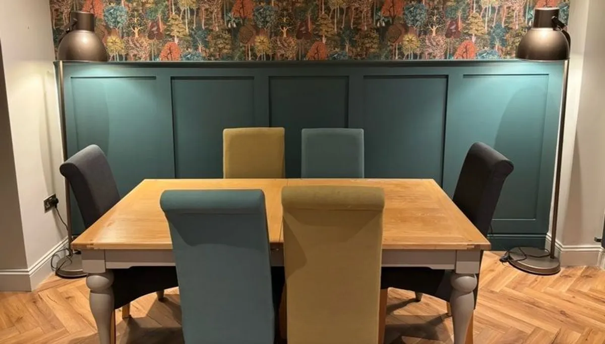 Extendible Dining Table and 6 Chairs - Image 1