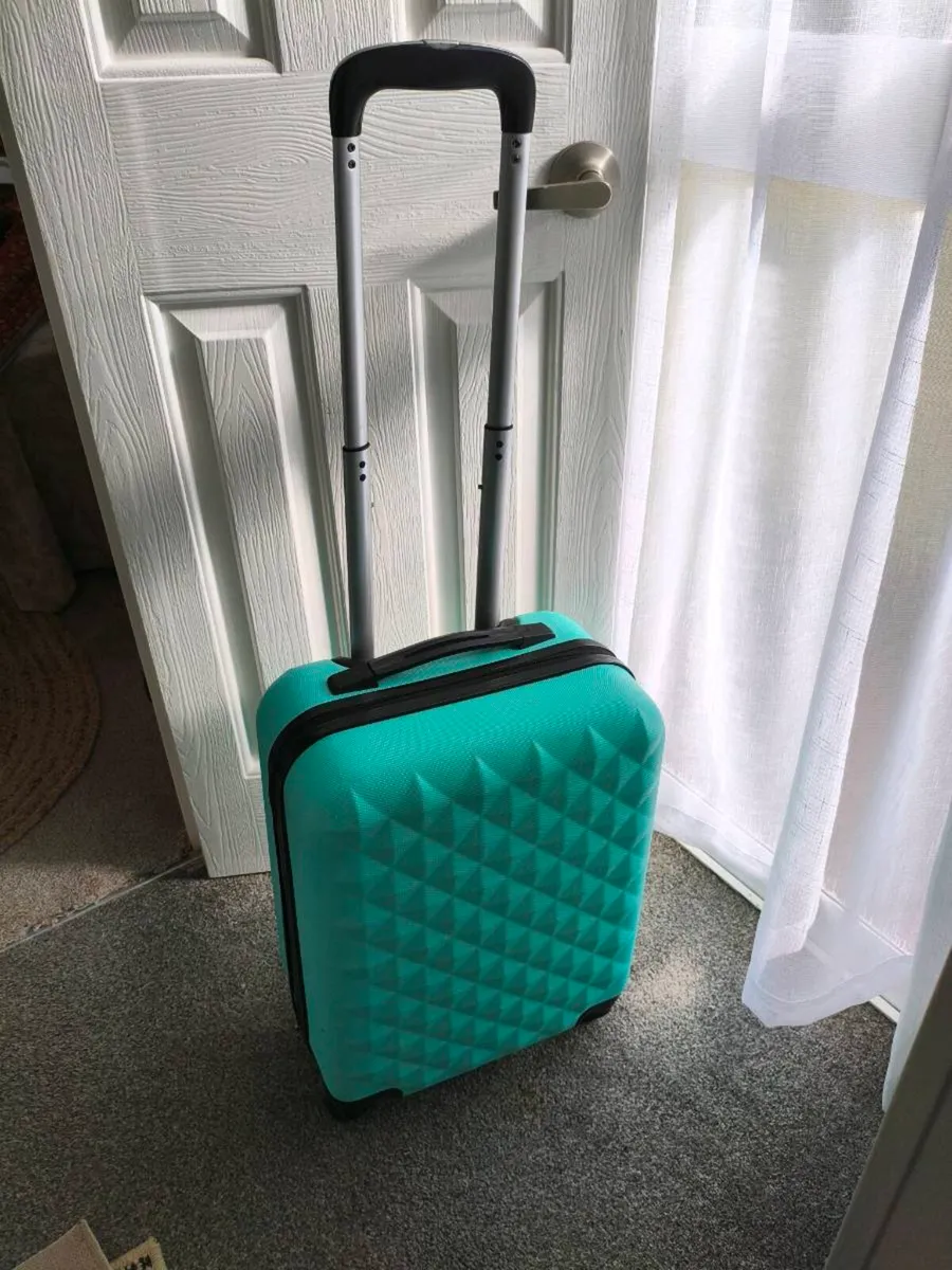 Lovely travel case like new 15 - Image 1