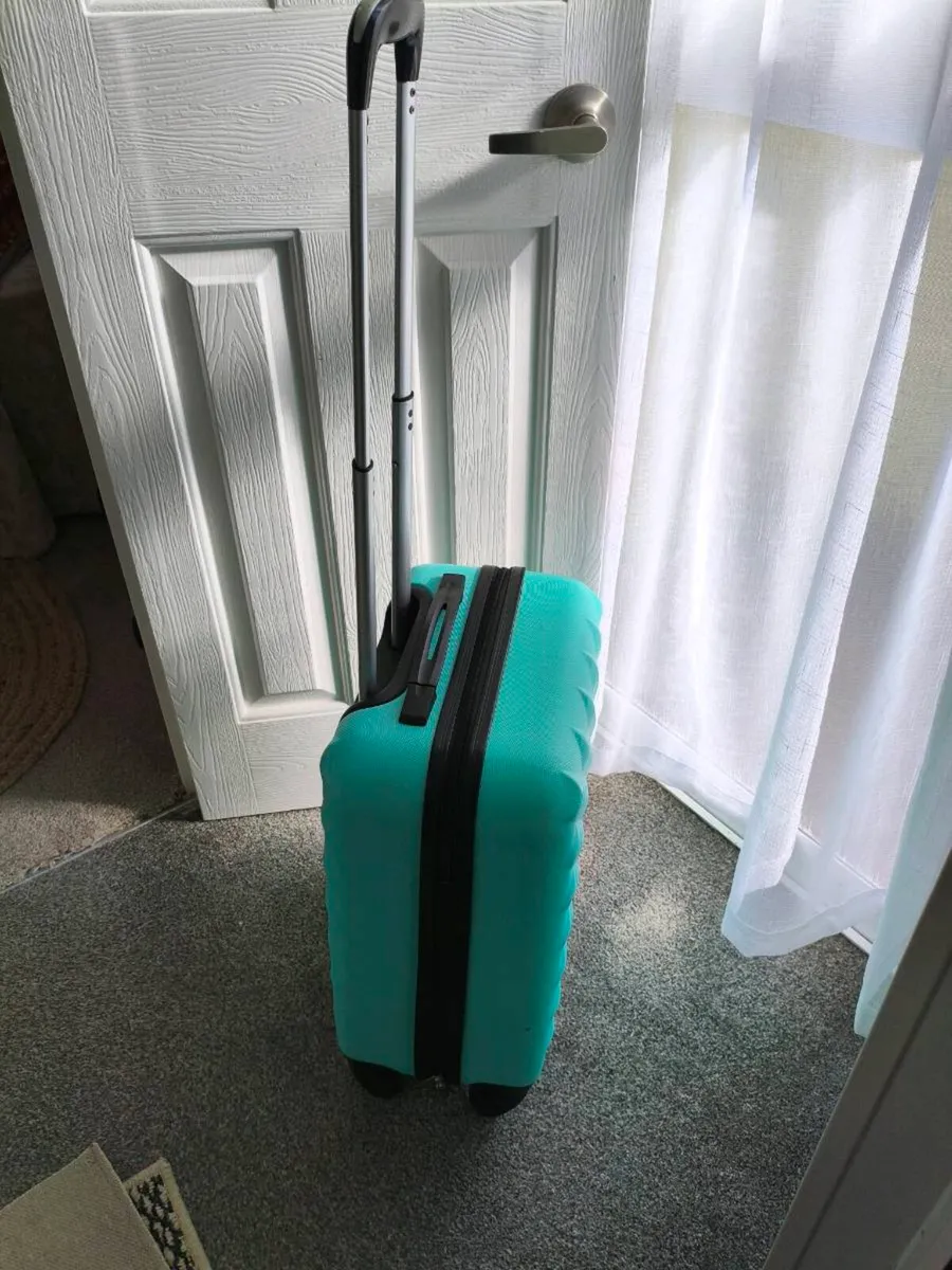 Lovely travel case like new 15 - Image 2