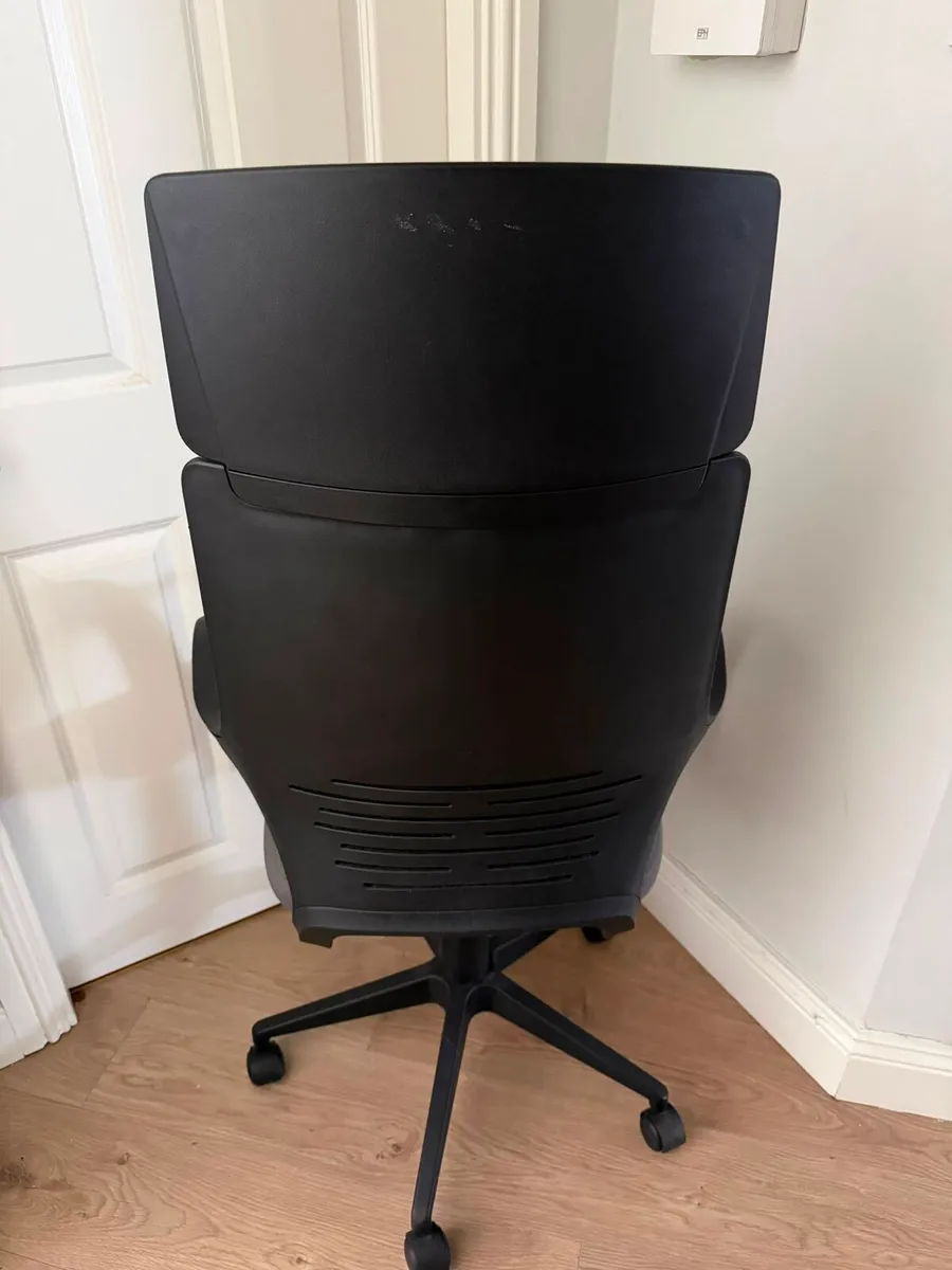 Beautiful new office chair,head rest removable - Image 4