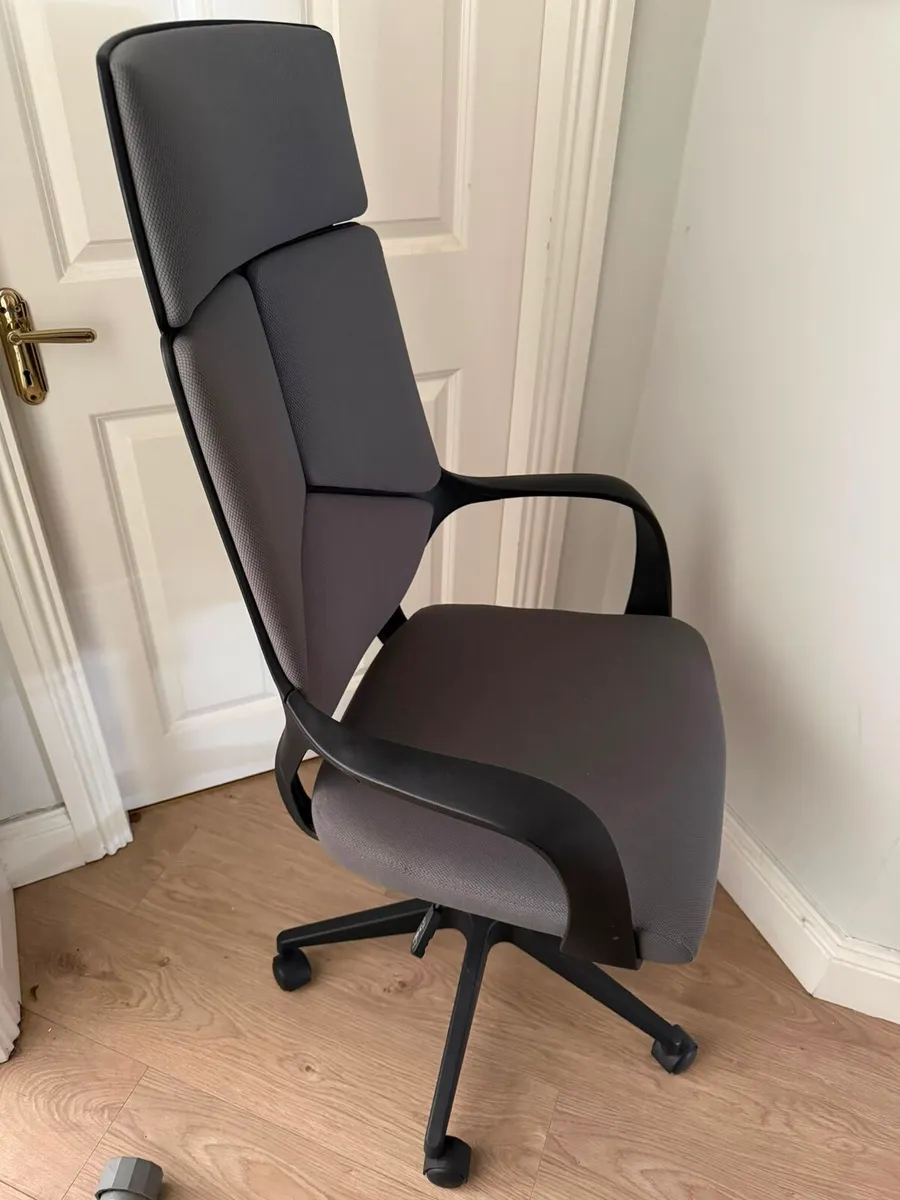 Beautiful new office chair,head rest removable - Image 2
