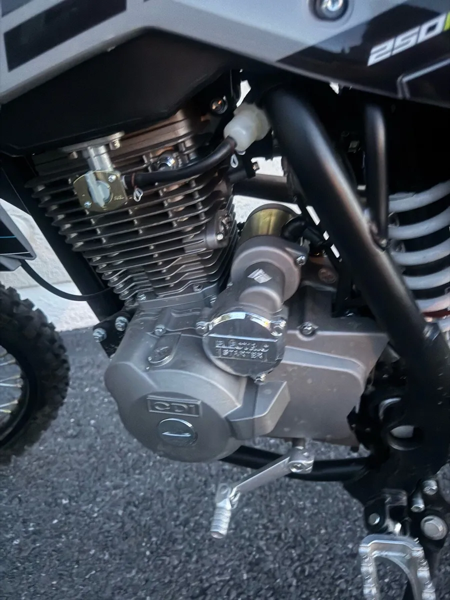 Dirt bike - Image 4