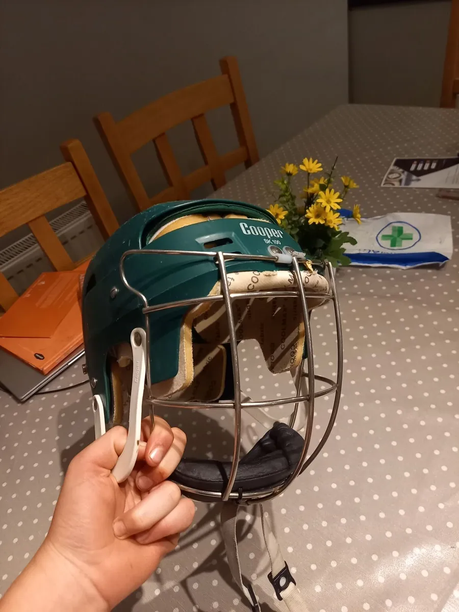 Hurling helmet - Image 1