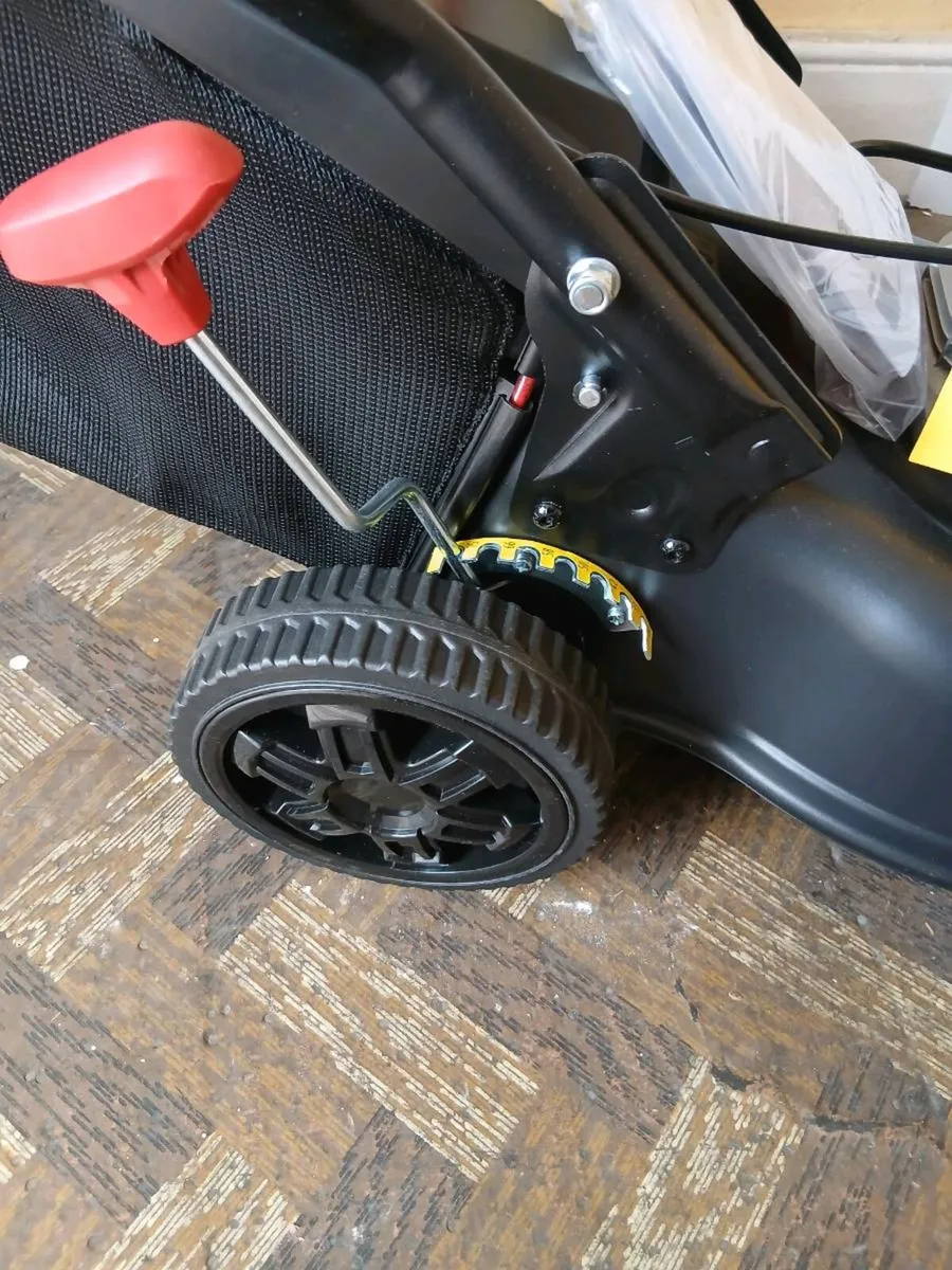 Lawnmower brand new harry midi mower 43cm cut - Image 2