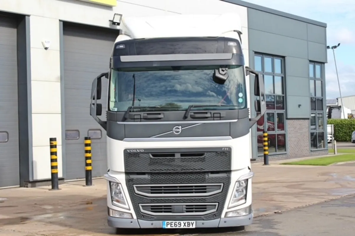 2019 VOLVO FH460 4X2 LOW-RIDE TRACTOR UNIT - Image 2