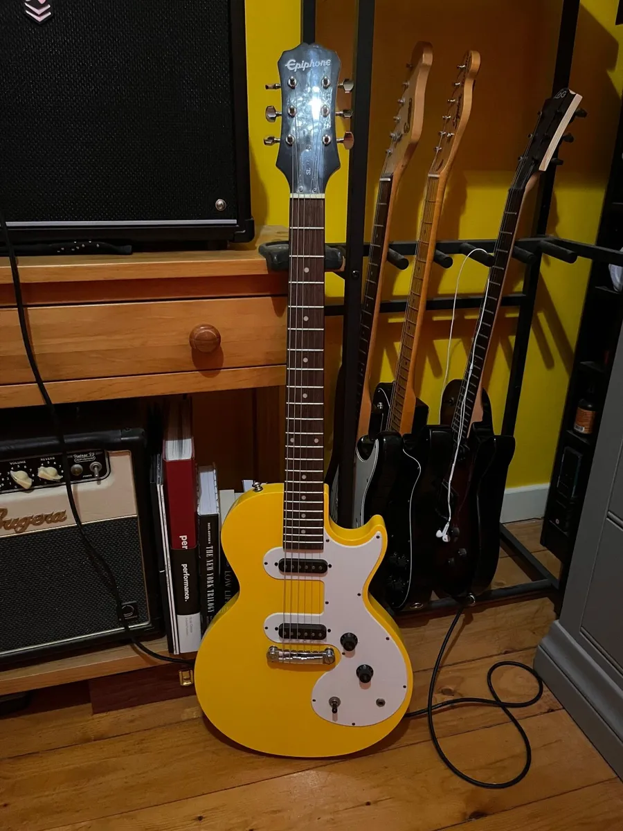 Electric guitar - Image 1