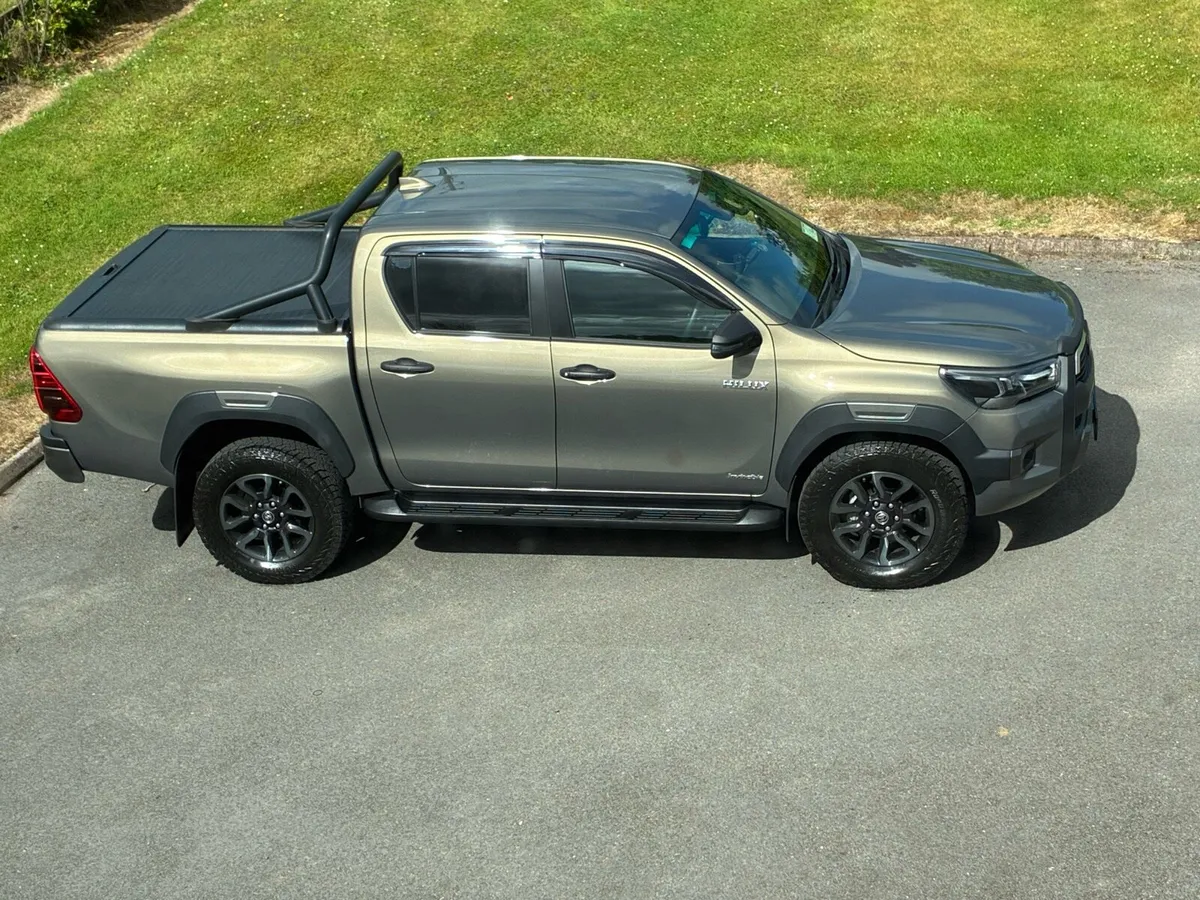 261 Toyota hilux 2.8 invincible - Image 2
