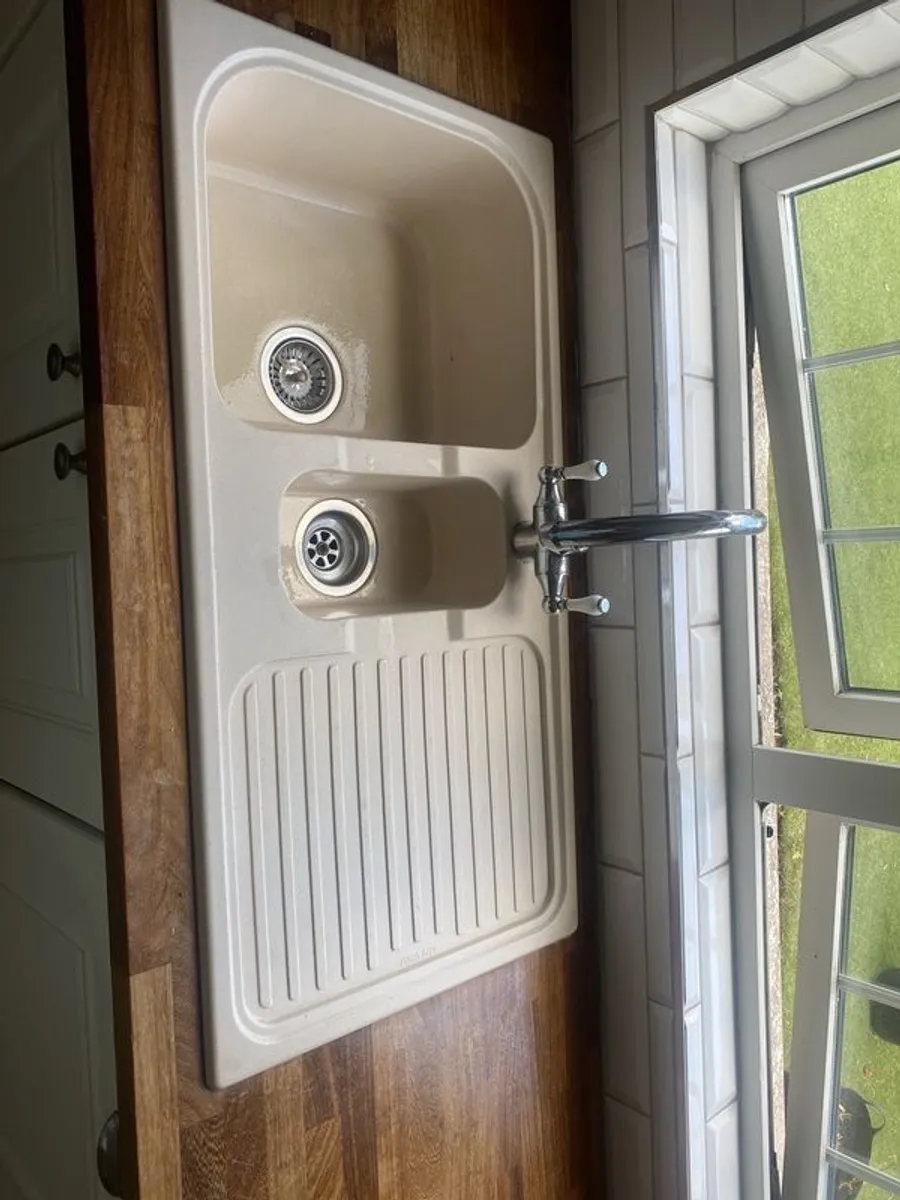 Fitted kitchen with walnut worktop - Image 4