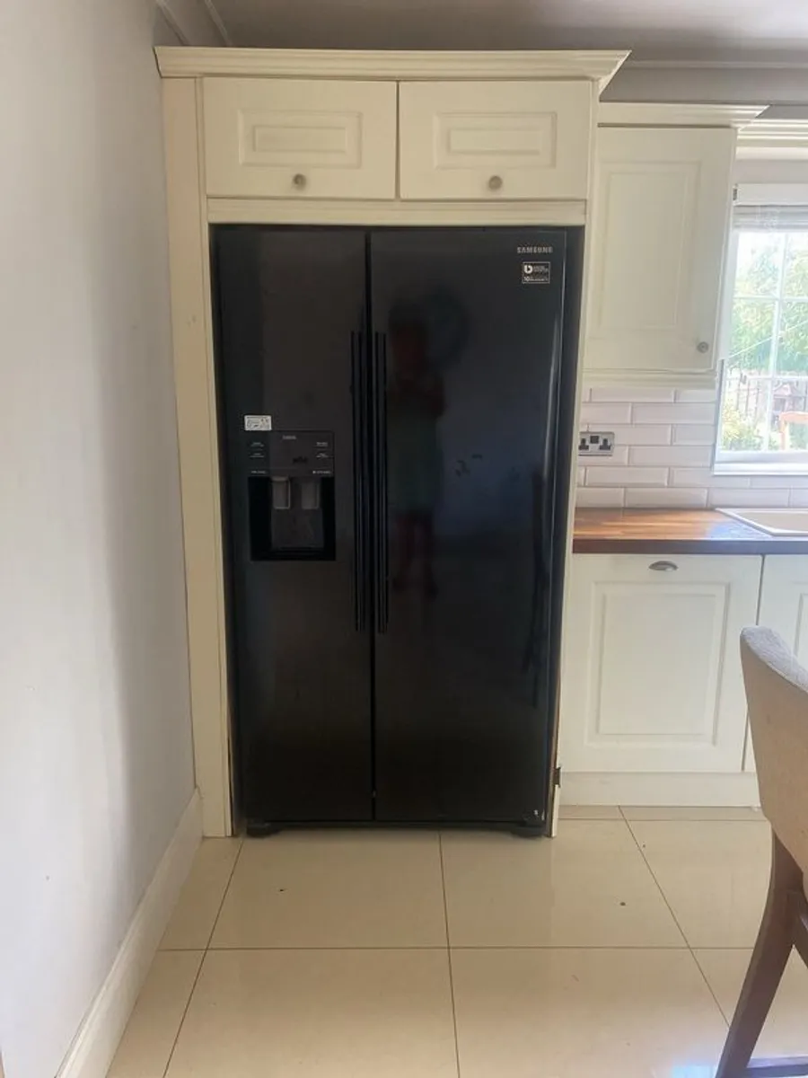 Fitted kitchen with walnut worktop - Image 2