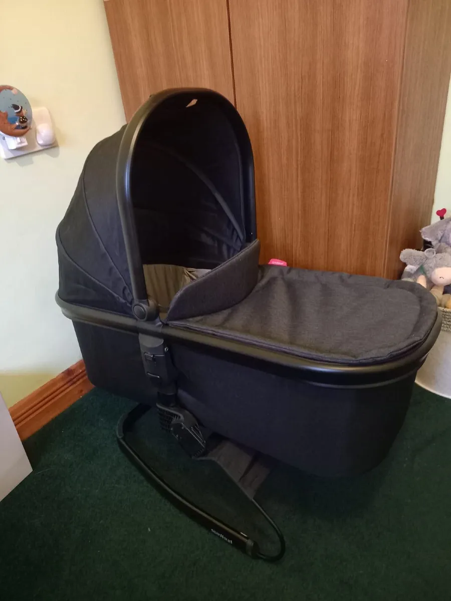 Baby carry cot - Image 1