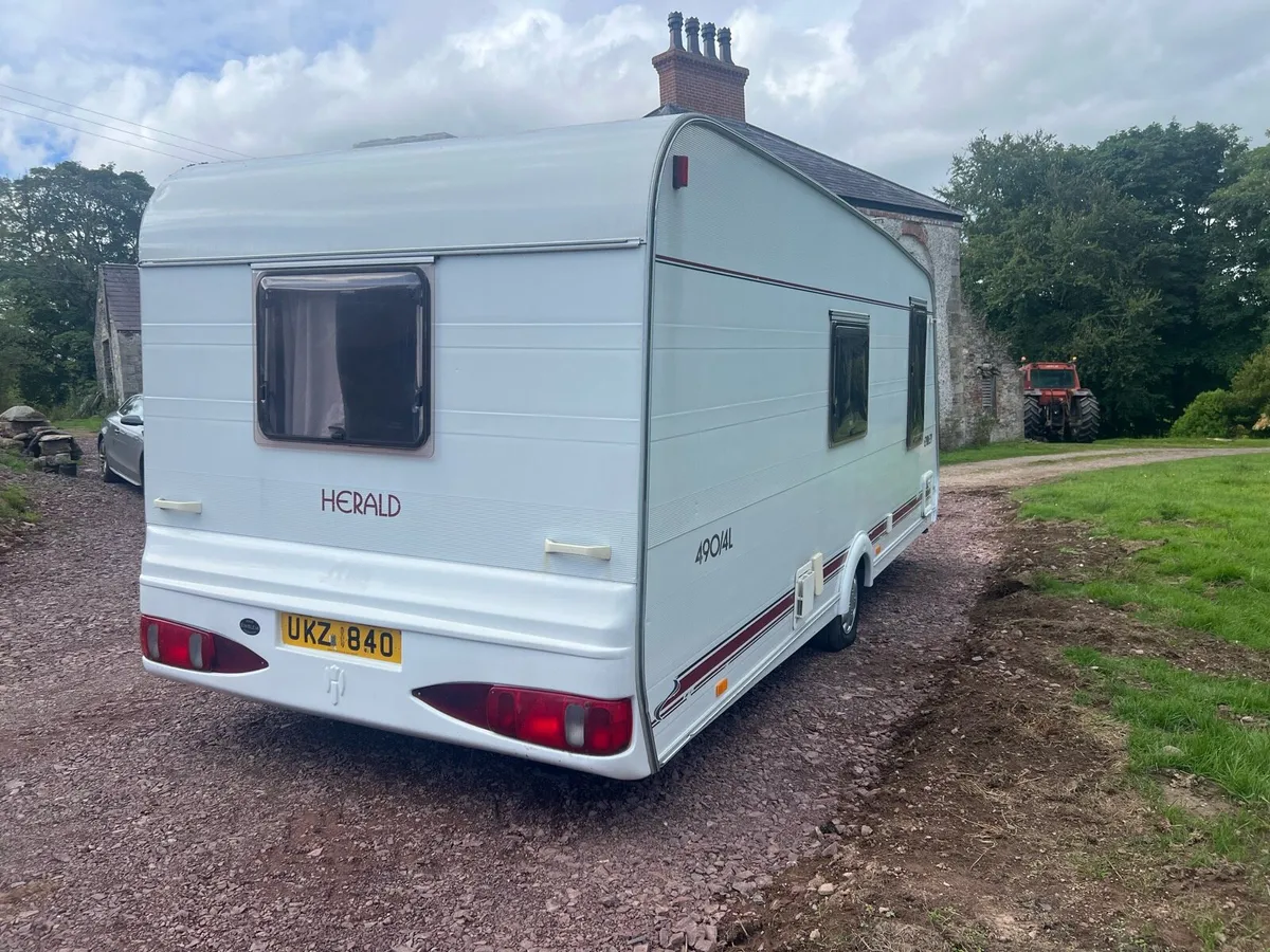 2000 Lunar Herald Emblem 4 berth touring carvan - Image 2