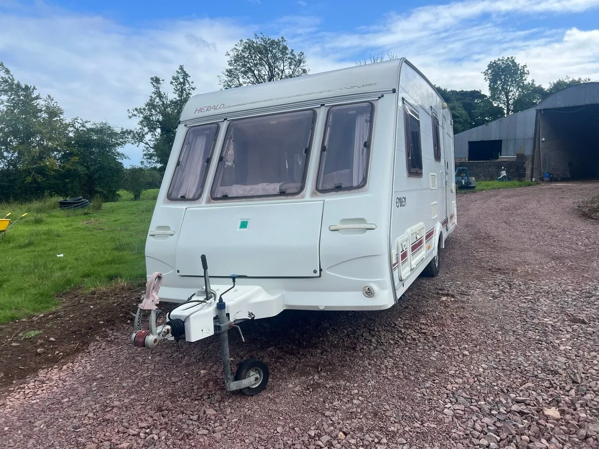 2000 Lunar Herald Emblem 4 berth touring carvan - Image 3