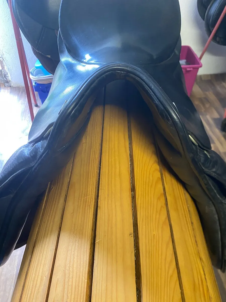 18.5 Leather saddle medium wide cut back pommell - Image 4