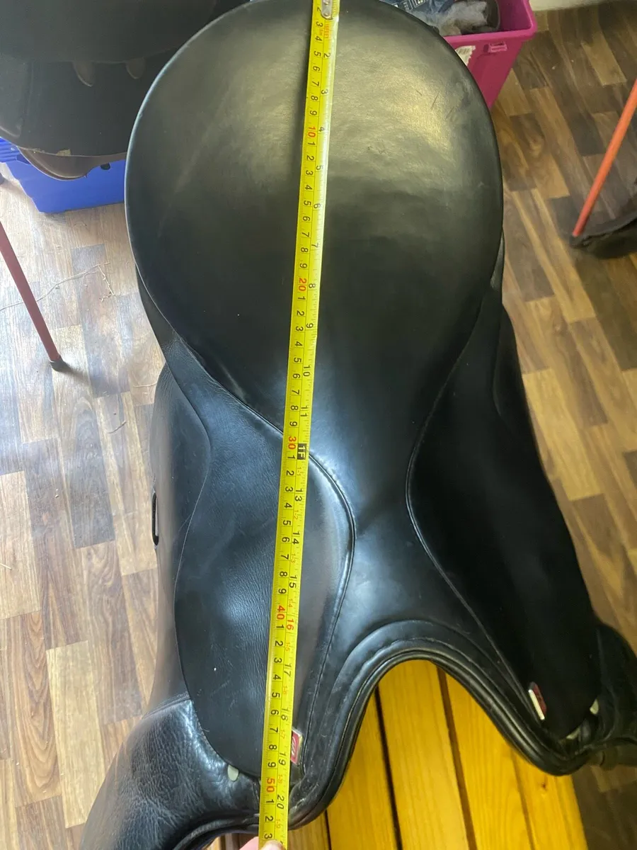 18.5 Leather saddle medium wide cut back pommell - Image 1