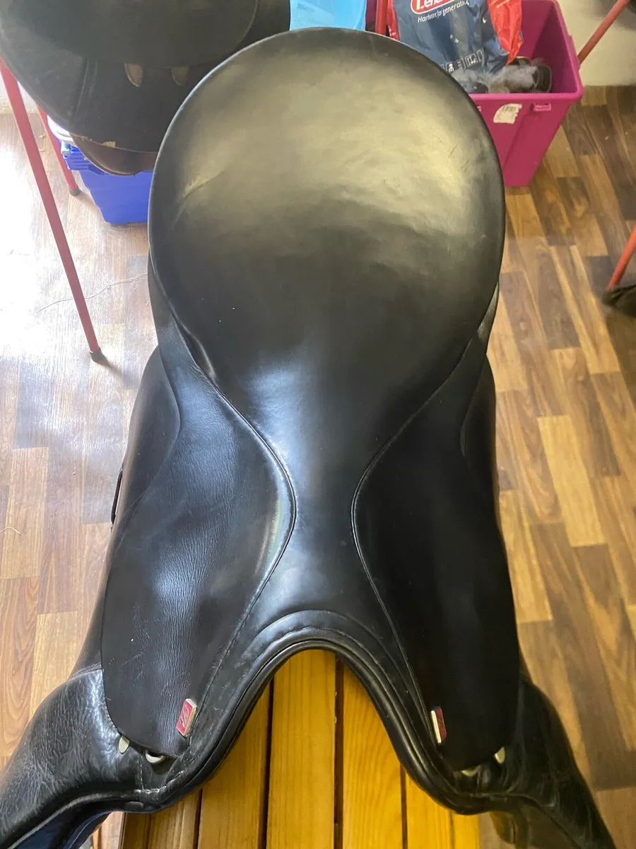 18.5 Leather saddle medium wide cut back pommell - Image 3