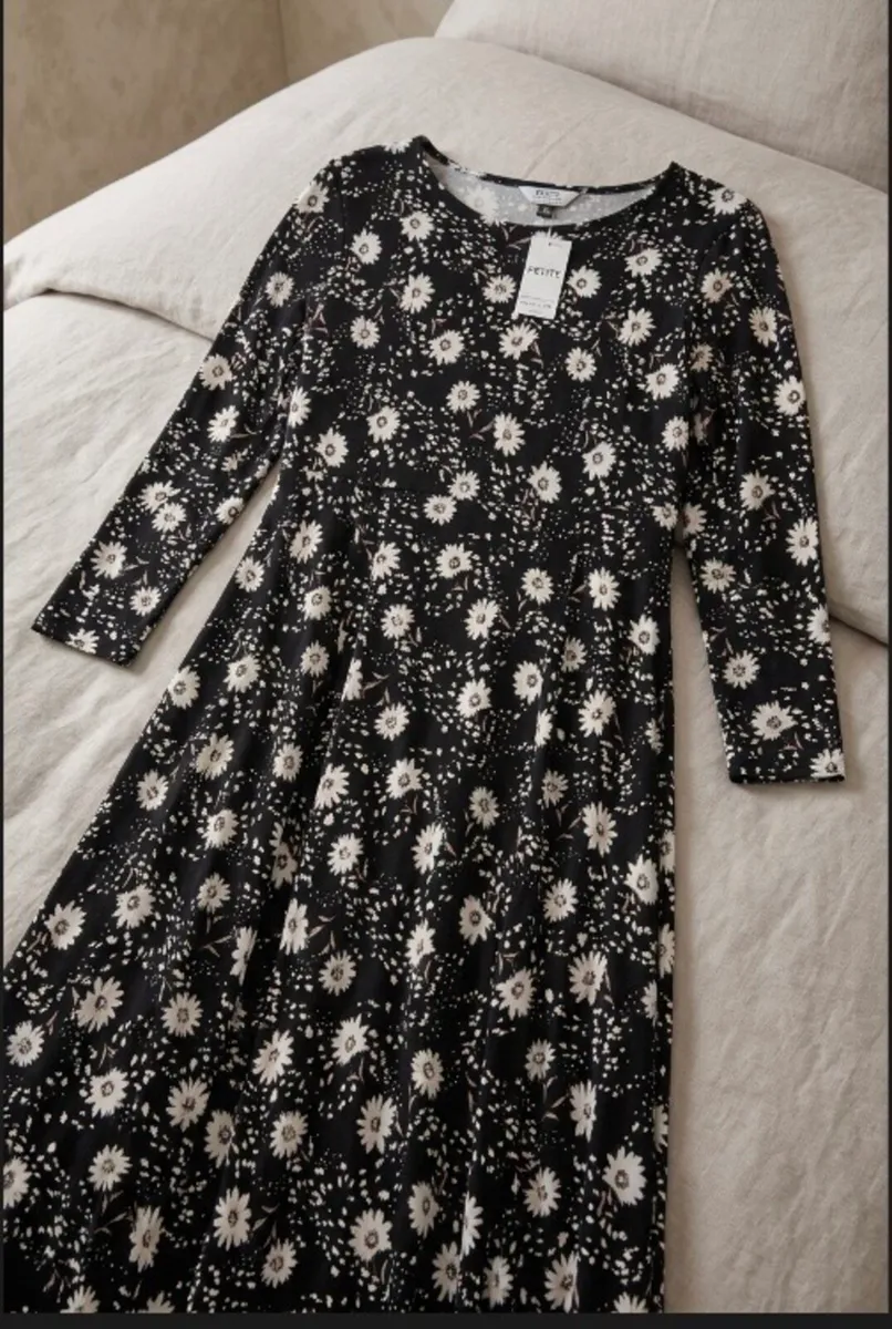 Women’s clothing - Image 1