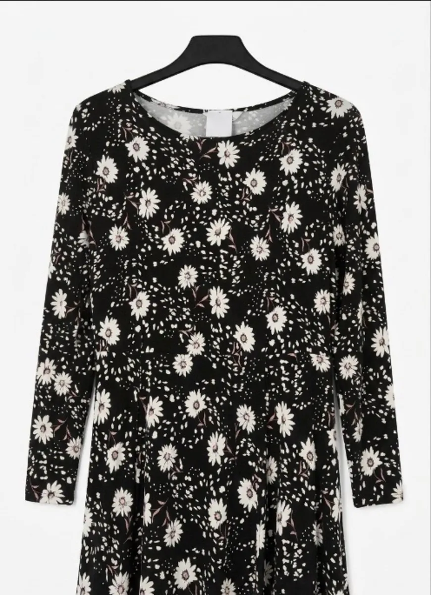 Women’s clothing - Image 2