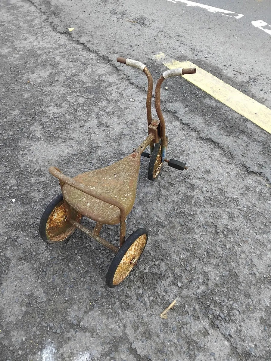 Very old tricycle read about add priced - Image 3