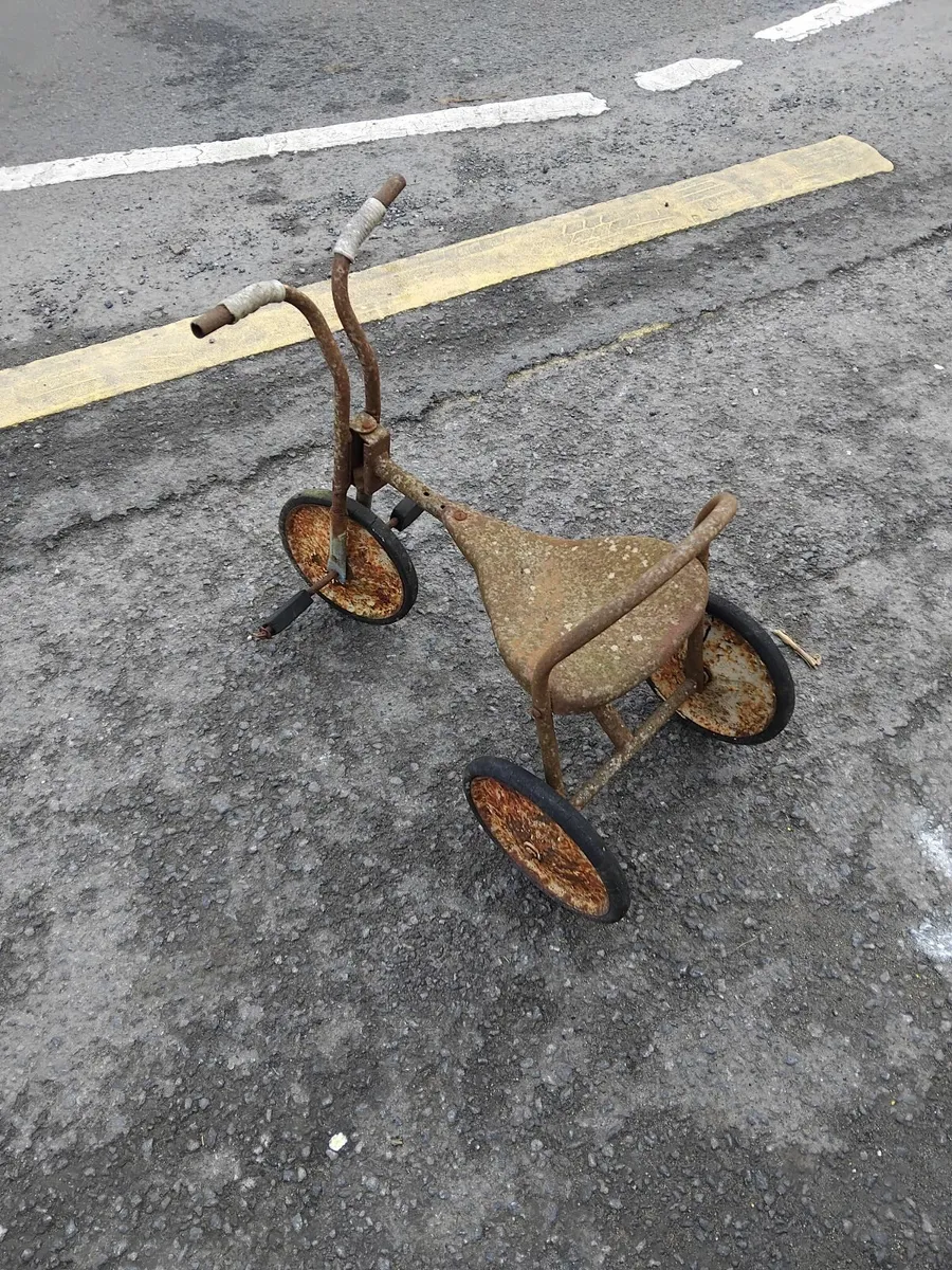 Very old tricycle read about add priced - Image 4