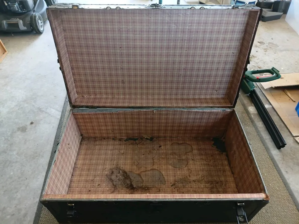 Metal storage trunk - Image 3