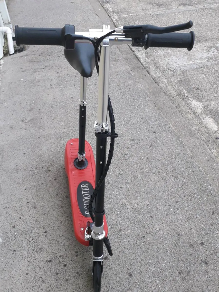 Seated electric scooter - Image 2